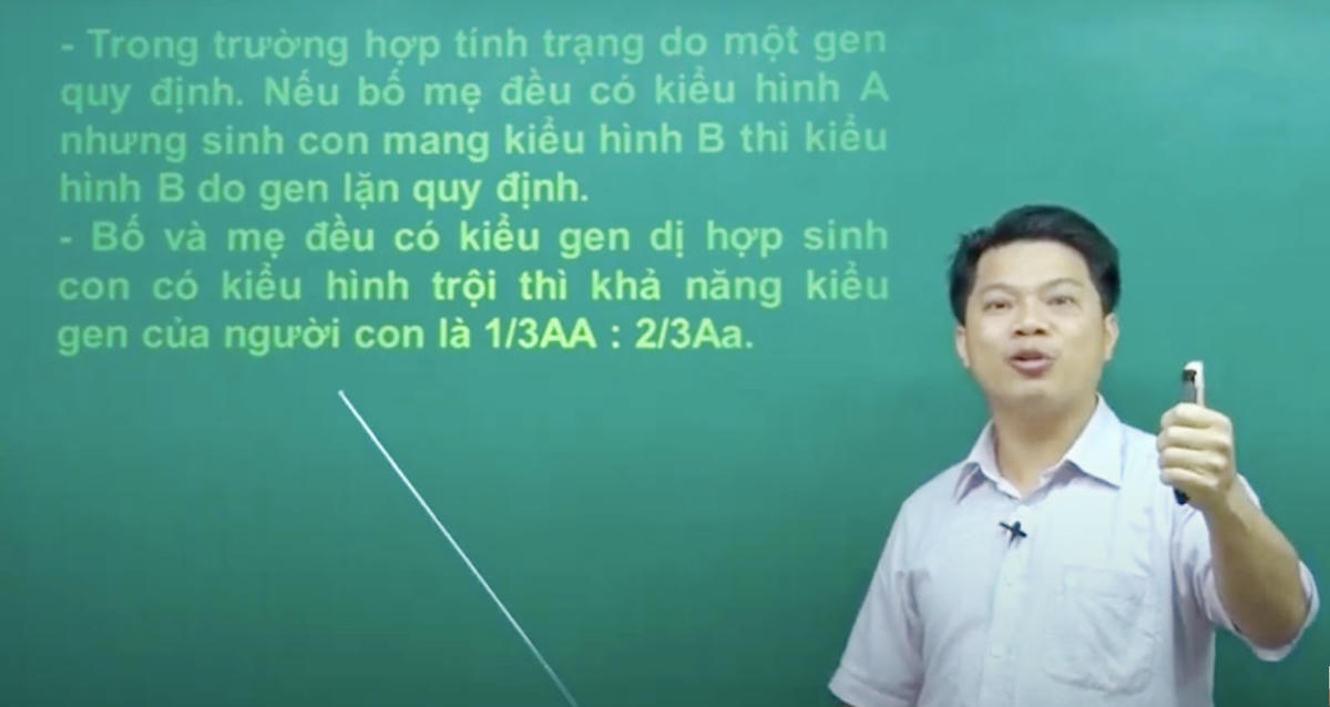 Thầy Phan Khắc Nghệ trong buổi dạy online. Ảnh cắt từ clip.