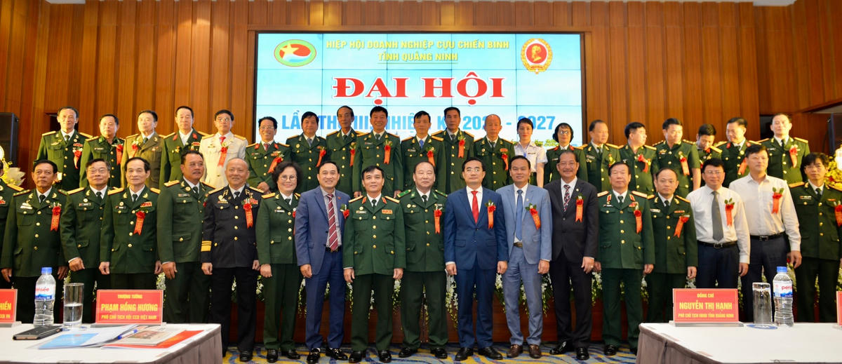 Ban Chấp hành Hiệp hội DN CCB khóa III, nhiệm kỳ 2022 - 2027 chụp ảnh lưu niệm cùng các đại biểu.