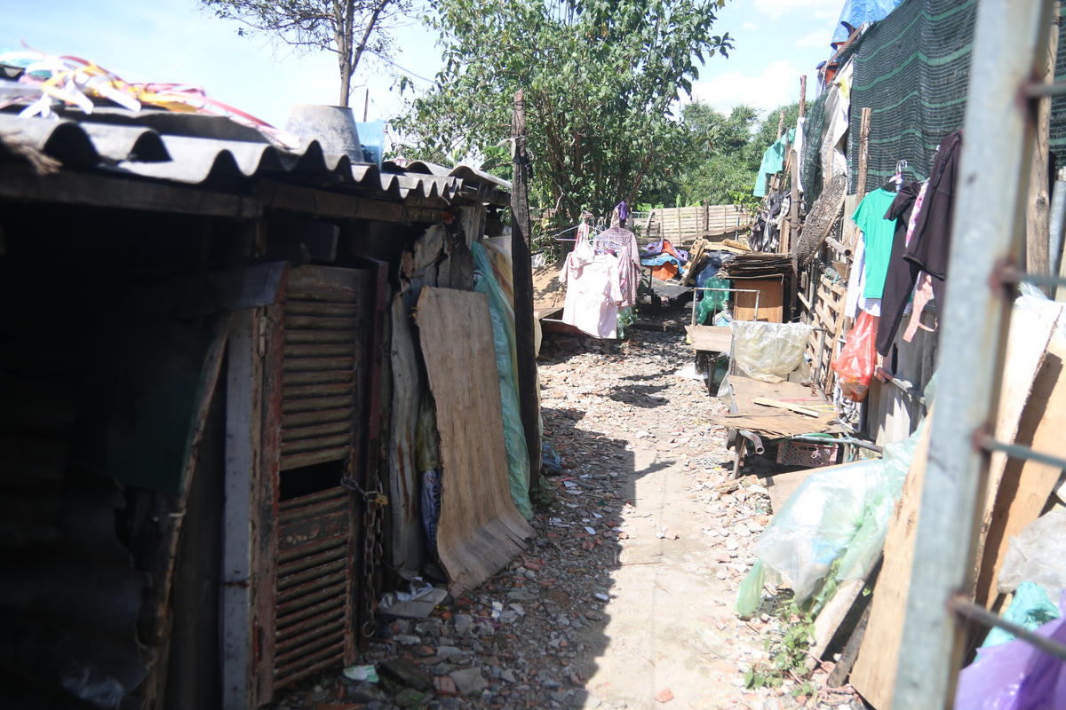 Bên trong những dãy nhà trọ tạm bợ tại phố Phúc Xá.