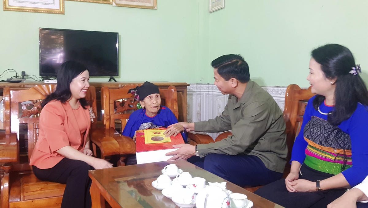 Nhân dịp này, ông Đỗ Trọng Hưng, Bí thư Tỉnh ủy, bà Phạm Thị Thanh Thủy, Trưởng ban Dân vận, Chủ tịch UBMTTQ tỉnh Thanh Hóa  đã đến thăm tặng quà Mẹ Việt Nam anh hùng Hà Thị Tọi ở xã Trung Hạ. 