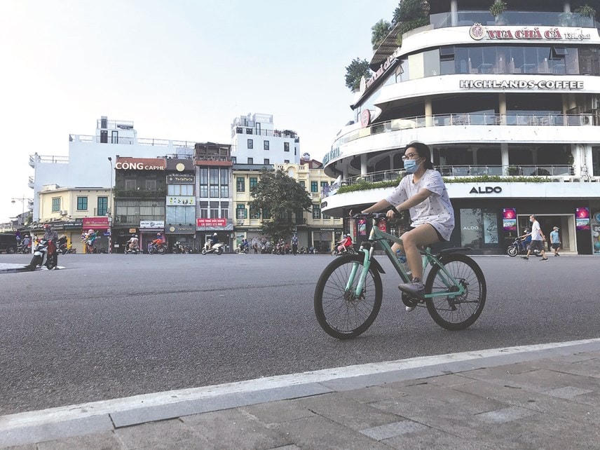 Người dân đạp xe trên phố đi bộ Hồ Gươm.