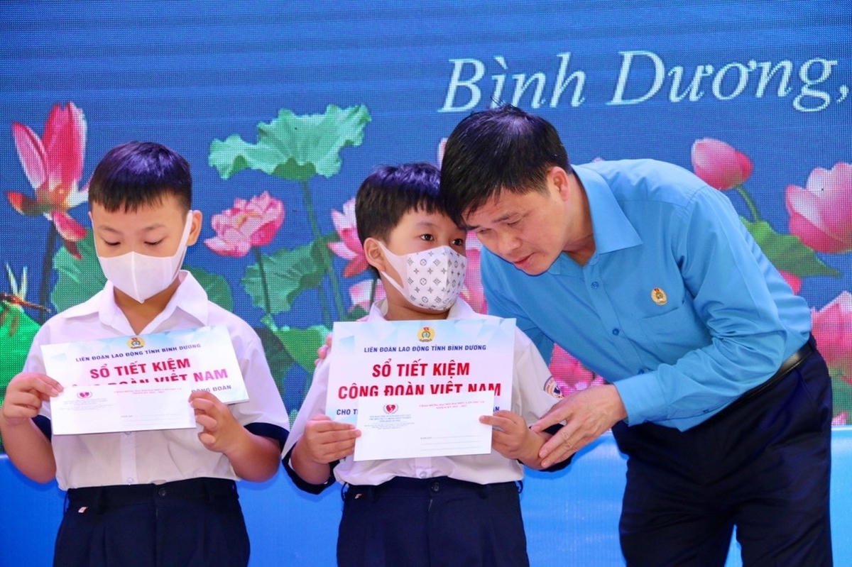 Ông Ngọ Duy Hiểu, Phó Chủ tịch Tổng LĐLĐ Việt Nam trao học bổng cho con em công nhân mồ côi cha, mẹ do dịch bệnh Covid-19 tại Bình Dương nhân dịp Tháng Công nhân 2022.