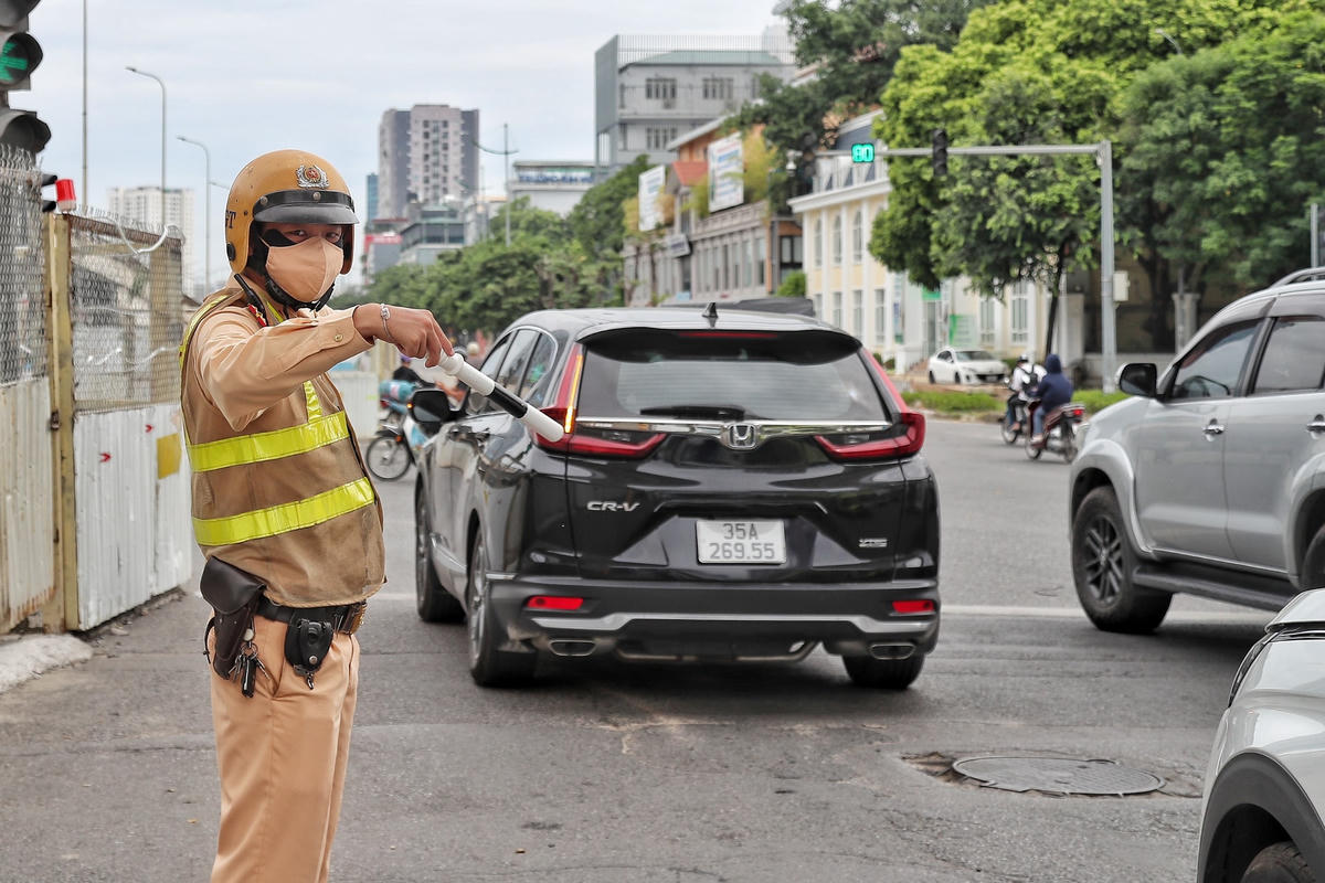 Lực lượng chức năng luôn ứng trực để phân luồng giao thông.