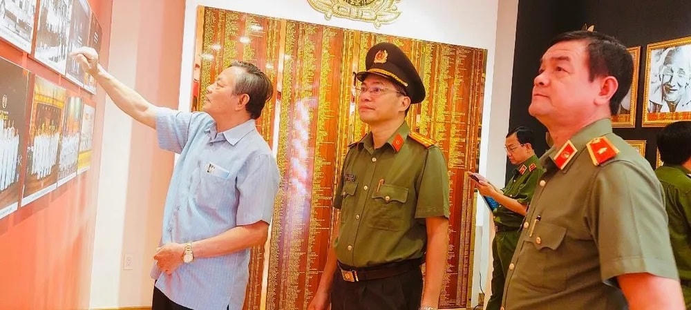 Thiếu tướng Lê Hồng Nam, Giám đốc Công an TP HCM cùng các đại biểu tham quan Nhà truyền thống tại lễ khánh thành (Ảnh: Mai Anh-CATP).