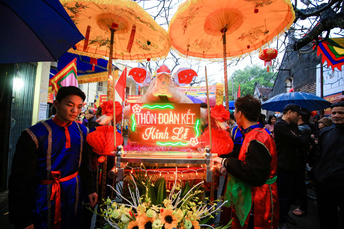 Theo tìm hiểu việc trang trí "ông lợn" sẽ kéo dài trong khoảng từ 2 đến 3 tiếng và đòi hỏi sự tỉ mỉ, khéo tay.