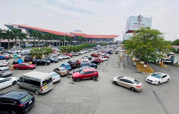 Sân đỗ xe ô tô trước Nhà ga hành khách T1 tại Cảng hàng không Quốc tế Nội Bài. Ảnh minh hoạ.