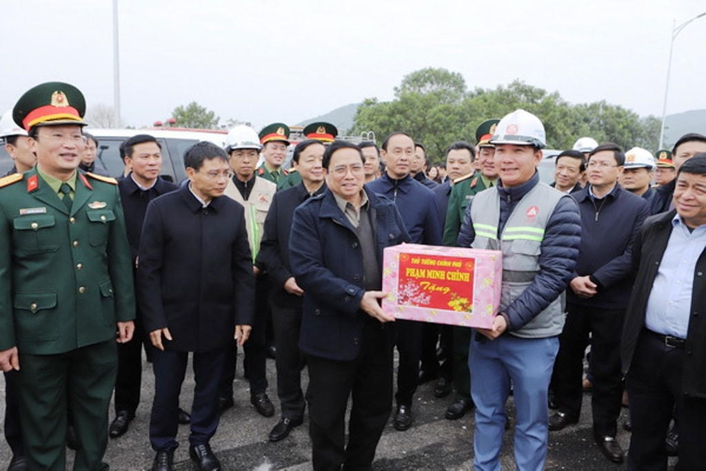 Thủ tướng đánh giá hầm Thung Thi là hạng mục khó nhất trên tuyến, song đã hoàn thành vượt tiến độ 3 tháng, cho thấy năng lực và uy tín của nhà thầu.