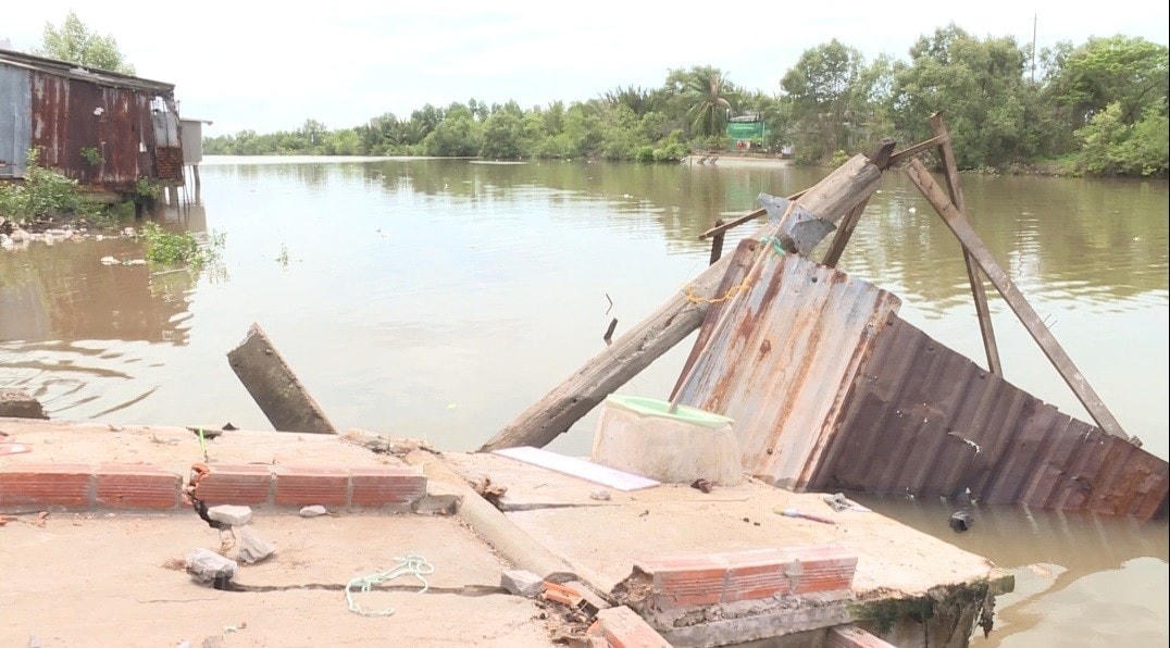 Nhiều nhà dân tại địa bàn xã Tân Phong, TX Giá Rai bị sạt lở, nứt đất khu vực bờ phía Bắc sông Cà Mau - Bạc Liêu làm trôi tuột xuống sông.