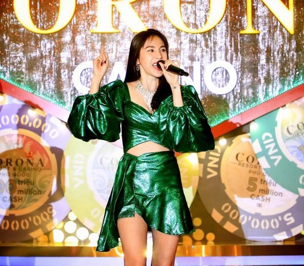  Thủy Tiên bất ngờ tái xuất sân khấu khi biểu diễn tại giải “Corona Theatre Phú Quốc Golf Tournament Spring 2022”.