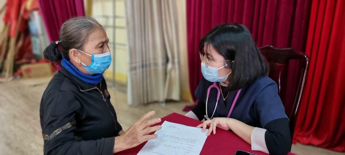 Khám sức khỏe cho người cao tuổi. Ảnh: Dương Hải.