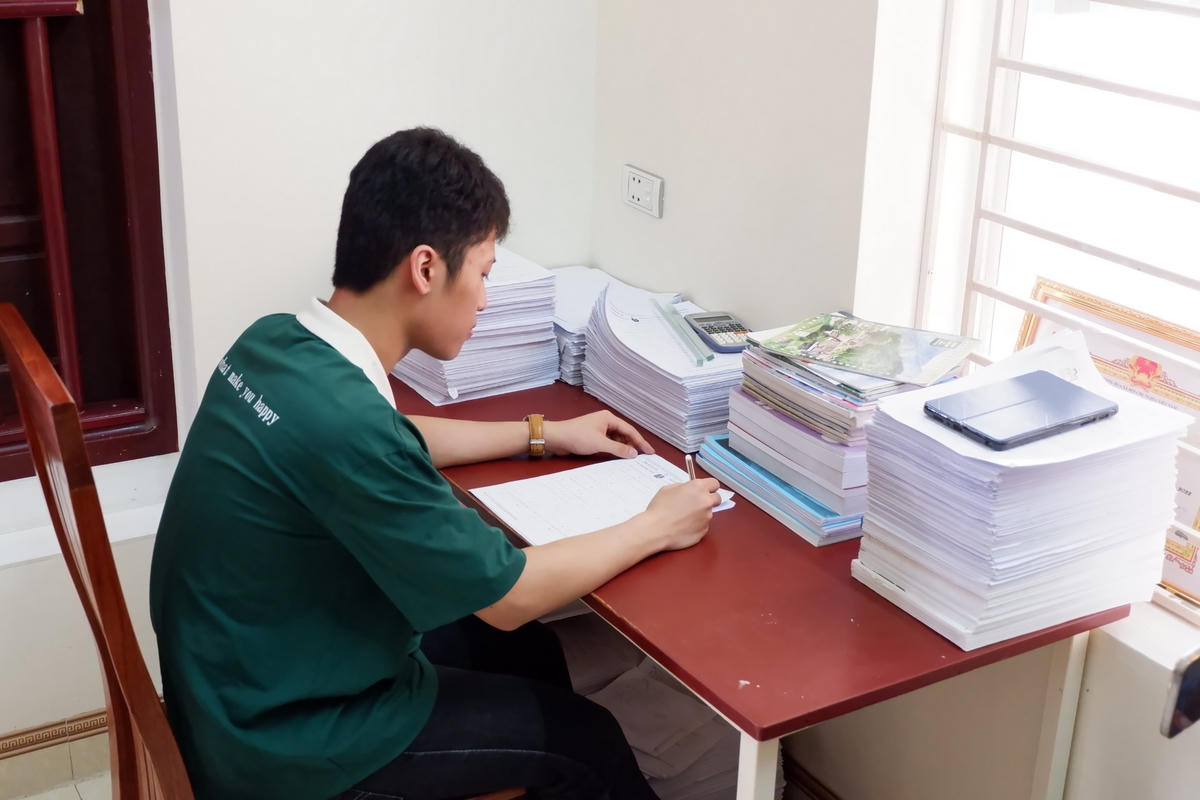 Góc học tập với những chồng đề thi thử chất cao của Anh Quân.