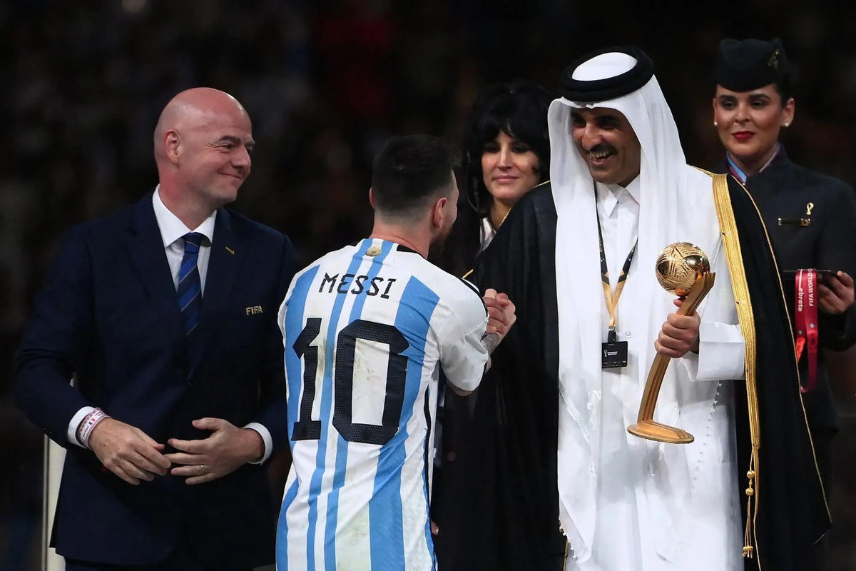 Tiểu vương Qatar, Sheikh Tamim bin Hamad al-Thani trao Quả bóng vàng World Cup cho Messi.