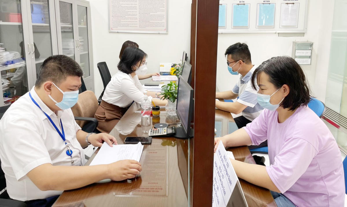 Người dân tới làm thủ tục hành chính tại UBND phường Hàng Trống (quận Hoàn Kiếm, Hà Nội). Ảnh H.Thu.