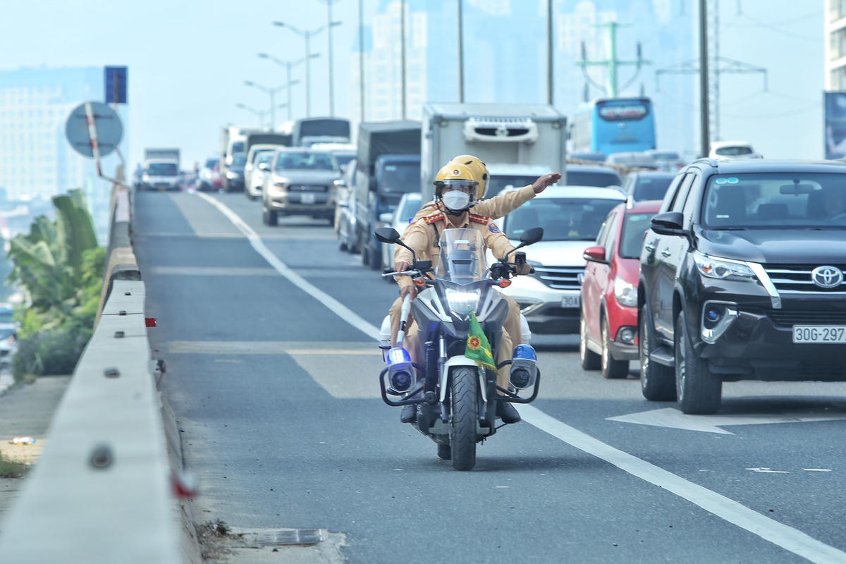 Hà Nội: Nhiều xe đi vào làn dừng khẩn cấp tại vành đai 3 bị xử phạt
