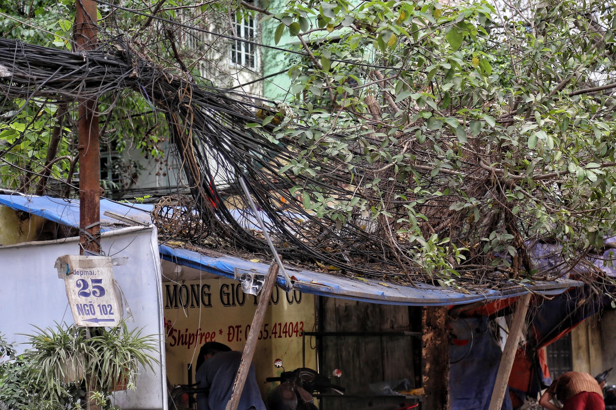 Thành phố Hà Nội yêu cầu tập trung nguồn lực để hoàn thành hạ ngầm đồng bộ đường dây, cáp viễn thông và điện lực treo nổi tại các tuyến phố còn lại trong khu vực 4 quận nội đô lịch sử (Hoàn Kiếm, Ba Đình, Đống Đa, Hai Bà Trưng); đề xuất giải pháp, nguồn vốn hoàn thành các tuyến còn lại.