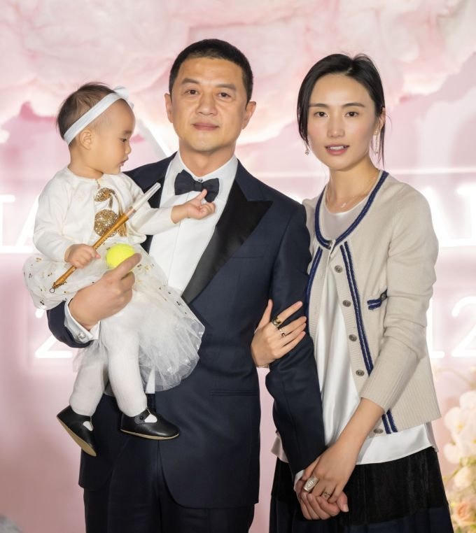 Á Bằng và Kim Hỷ kết hôn năm 2022, có con gái. Ảnh: Weibo/Haiha Jinxi. 