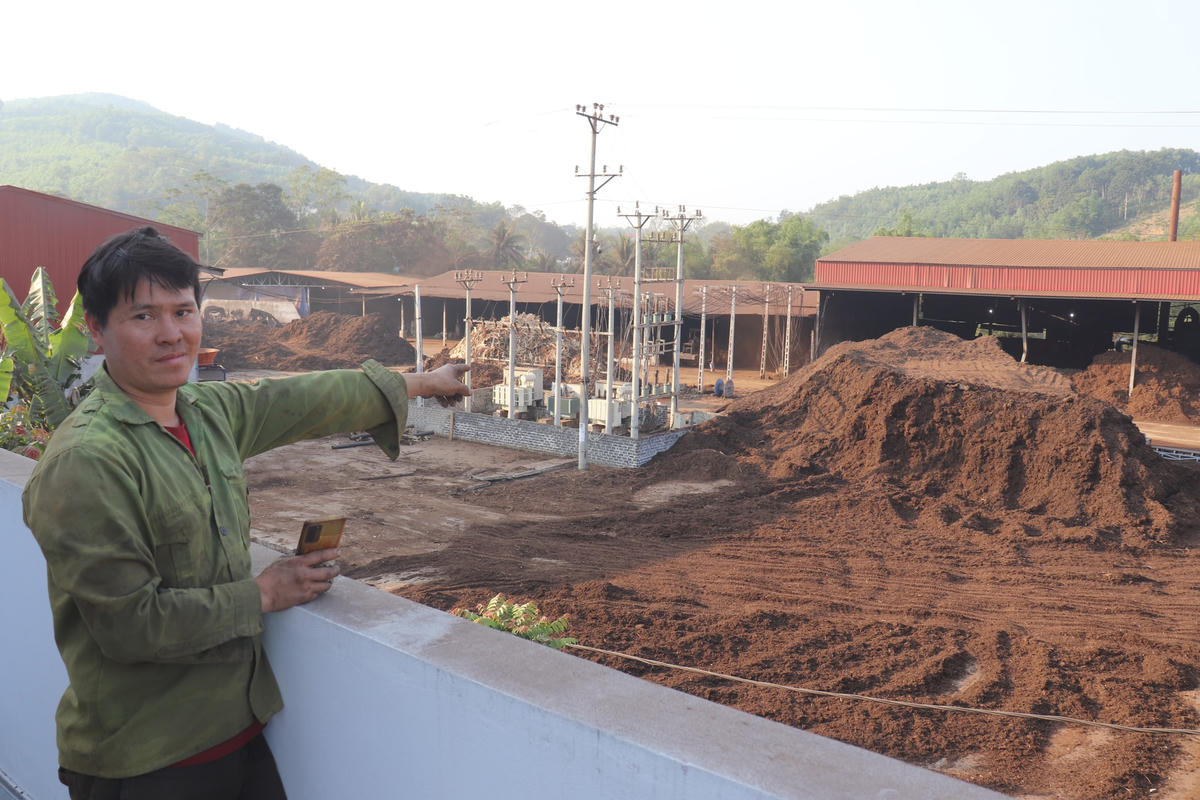 Một hộ gia đình khốn khổ vì nằm ngay sát nhà máy gỗ Đạm Xuân.