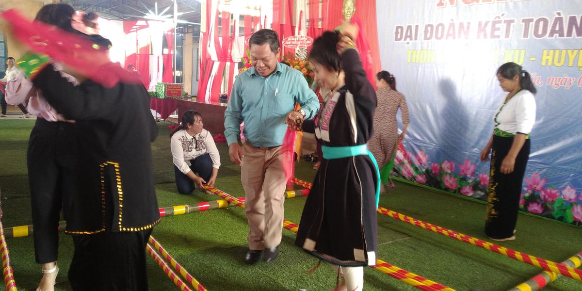 Nhân dân xã Lơ Ku, huyện Kbang, vui trong Ngày hội Đại đoàn kết.