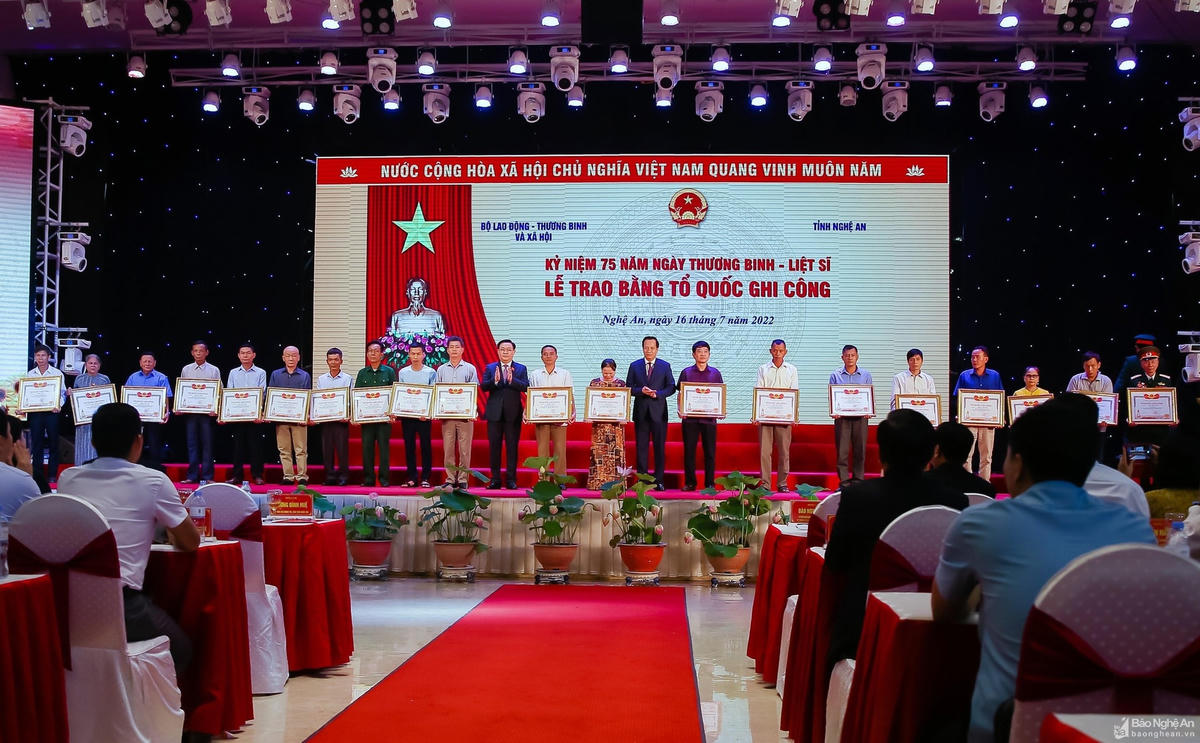 Chủ tịch Quốc hội Vương Đình Huệ và Bộ trưởng Đào Ngọc Dung trao Bằng Tổ quốc ghi công cho đại diện các gia đình liệt sĩ.