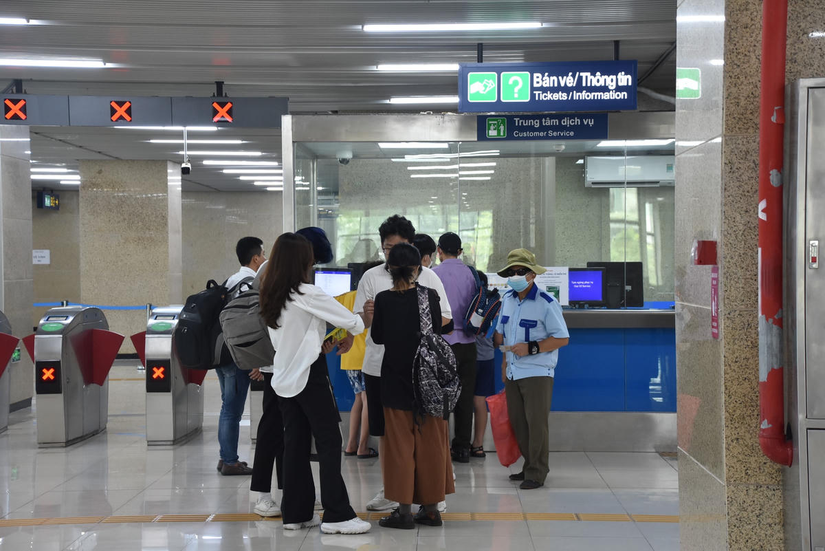 Việc di chuyển bằng phương tiện công cộng như tàu điện, xe bus đang là một trong những phương án được nhiều người lựa chọn thời điểm này. 