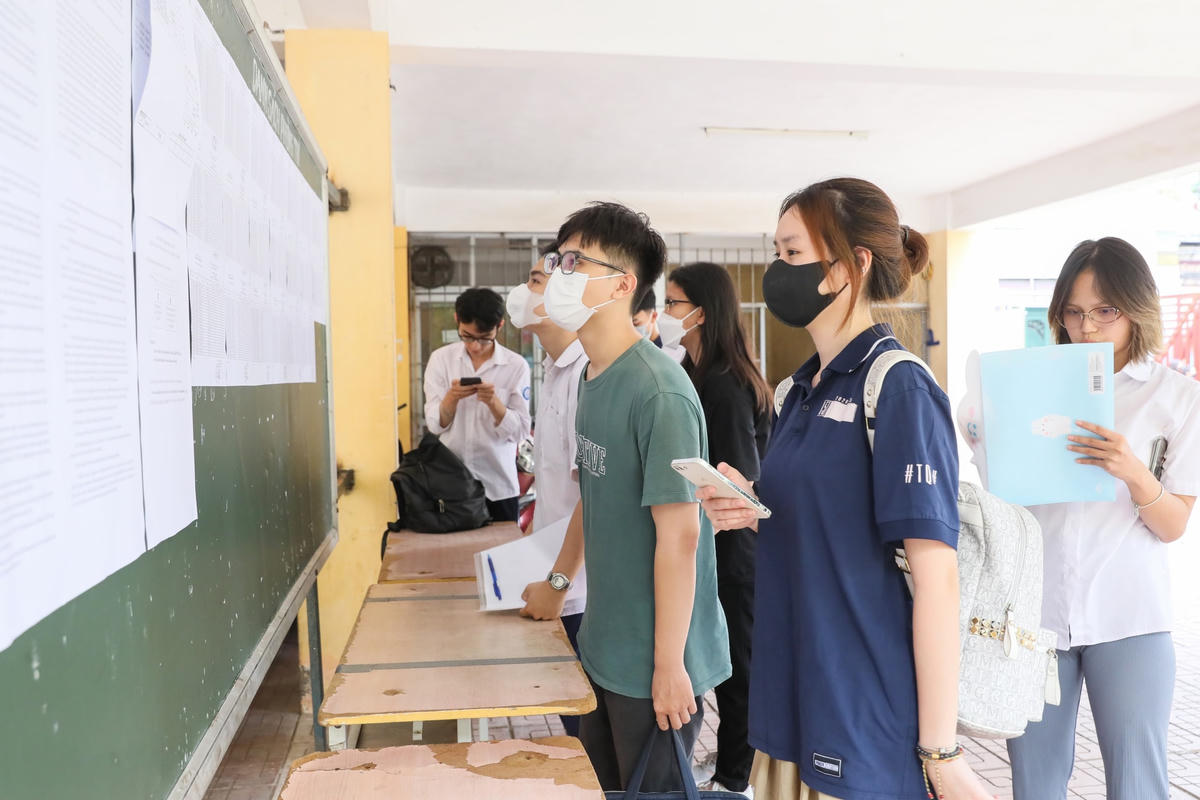  Thí sinh đến điểm thi khá sớm để xem số báo danh và danh sách phòng thi.