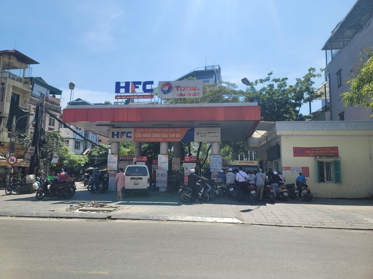 Cây xăng trên phố Thụy Khuê, quận Tây Hồ, sau một ngày nghỉ bán do "hết xăng còn dầu" vào buổi sáng nay đã mở cửa bán hàng trở lại.