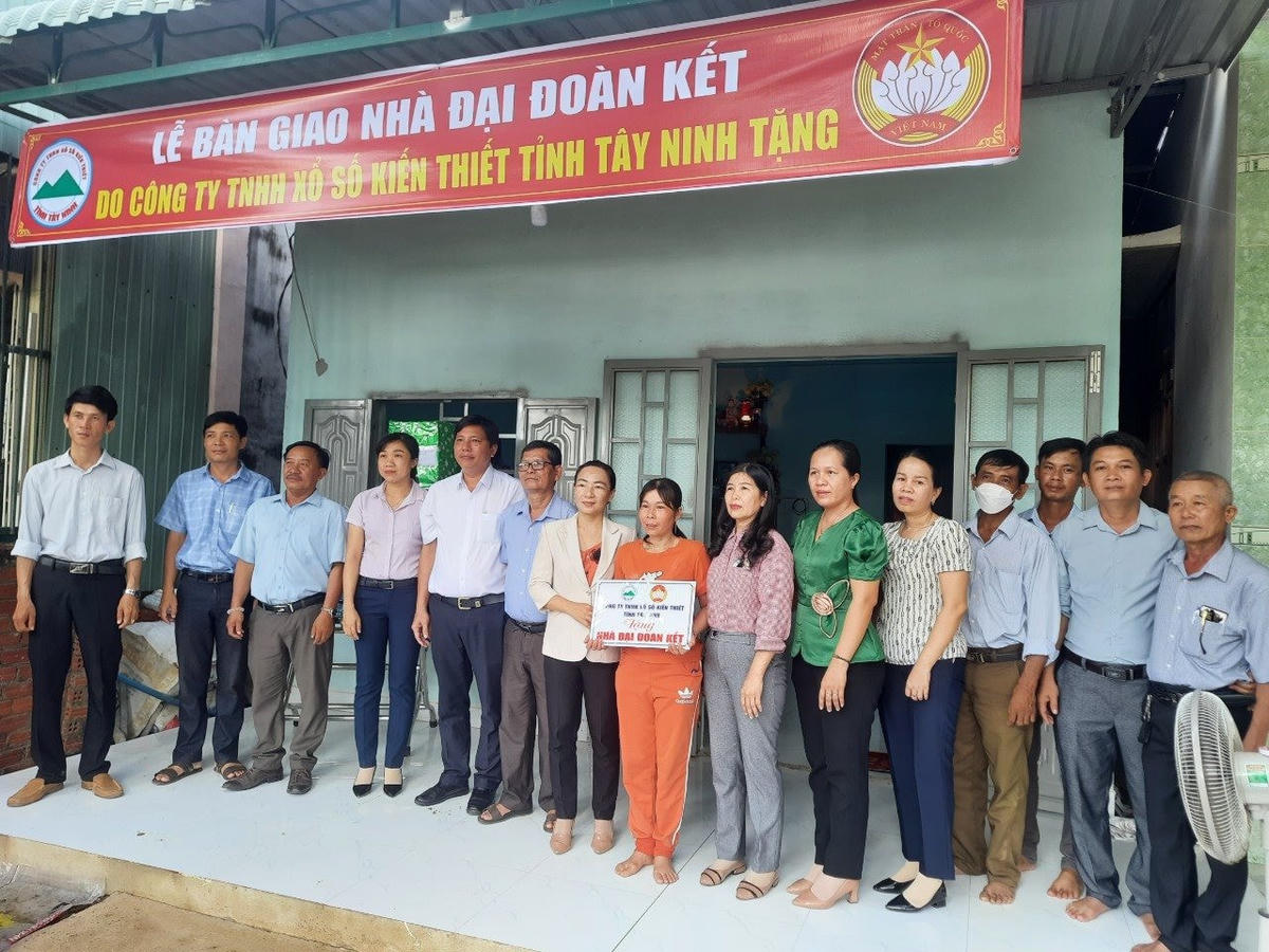 Bàn giao nhà Đại đoàn kết cho hô nghèo, thôn Tà Mon, xã Tân Lập, Hàm Thuận Nam.