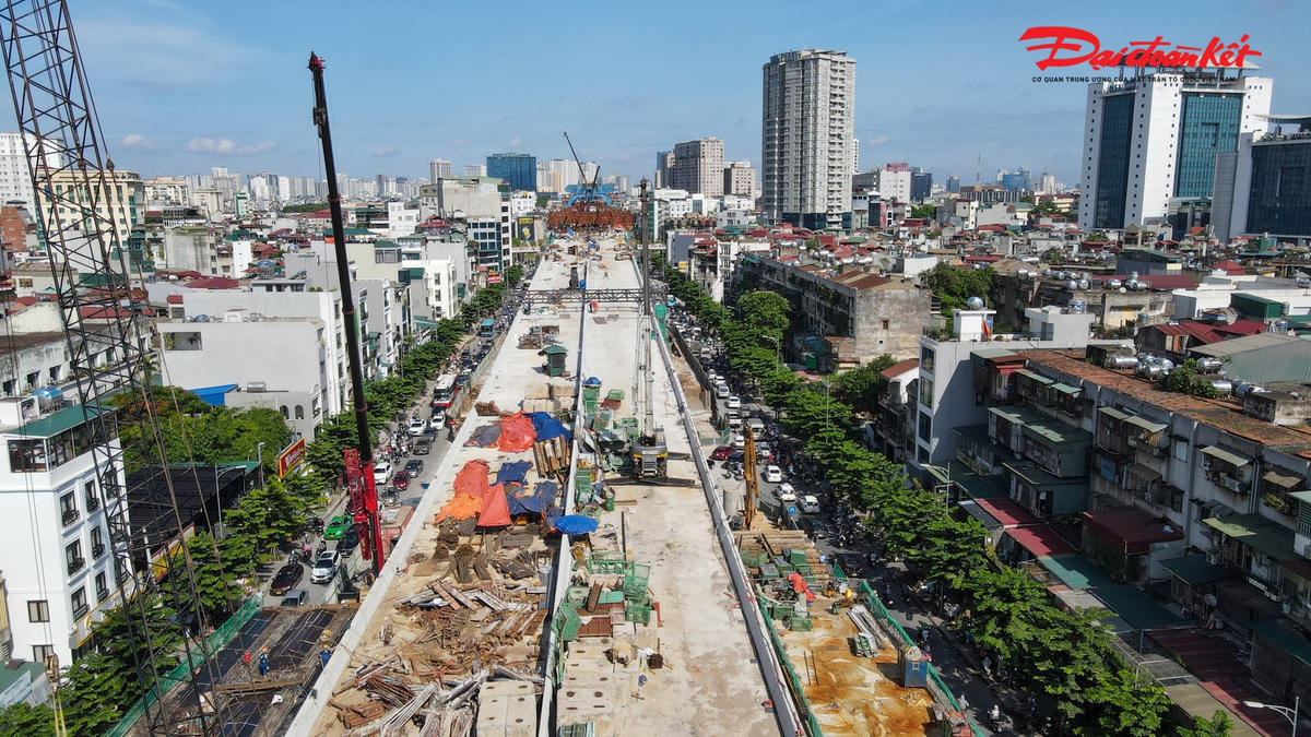 “Dự kiến cuối tháng 12/2022 sẽ thông xe kỹ thuật tuyến đường. Như vậy, dự án sẽ hoàn thiện trước 4 tháng so với kế hoạch” - ông Văn cho biết.