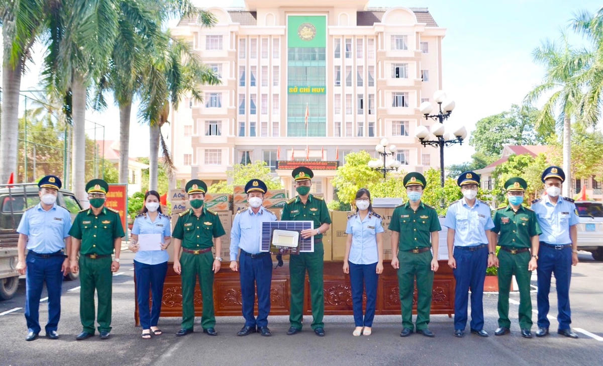 Cục QLTT tỉnh Đắk Lắk trao tặng vật tư, nhu yếu phẩm cho cán bộ, chiến sĩ Bộ đội Biên phòng tỉnh.