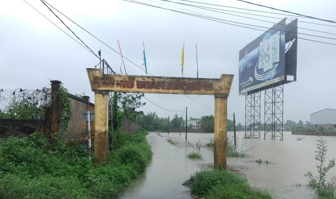 Đường dẫn vào khu dân cư ở huyện Phú Ninh ngập nước.