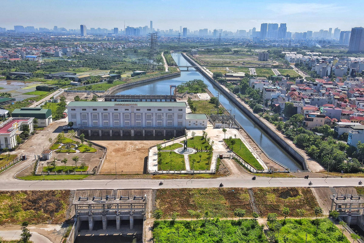 Dự án Cải thiện hệ thống tiêu nước khu vực phía Tây thành phố Hà Nội (Trạm bơm tiêu Yên Nghĩa) được UBND TP Hà Nội phê duyệt dự án đầu tư tại quyết định số 1834/QĐ-UBND ngày 23/2/2013. Tháng 12/2015 dự án này chính thức khởi công. Đến nay dự án đã hai lần được phê duyệt điều chỉnh vào năm 2019 và 2021, với tổng mức đầu tư gần 7.470 tỷ đồng.
