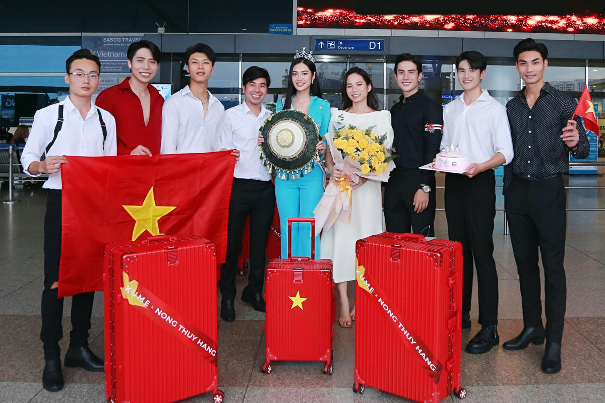 Đông đảo bạn bè, đồng nghiệp, người hâm mộ đã có mặt để động viên tinh thần cho Hoa hậu Nông Thúy Hằng. 