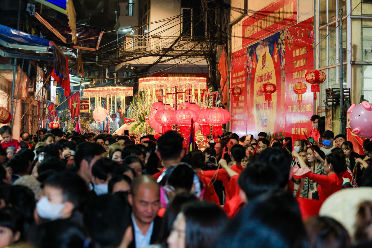 Đúng 18h ngày 13 tháng Giêng (3/2 dương lịch), các “ông lợn” và lễ vật được người dân rước qua các ngõ, đường làng với tiếng trống rộn ràng, linh đình.
