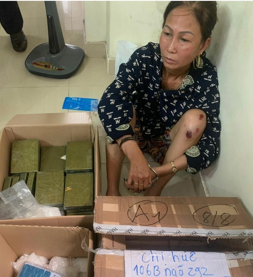 “Bà trùm” Huệ cùng 55 bánh heroin và 12,42 kg ma tuý đá.