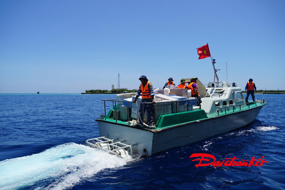 Ca nô đầy ắp hàng được vận chuyển vào đảo. Ảnh: Mạnh Thìn.