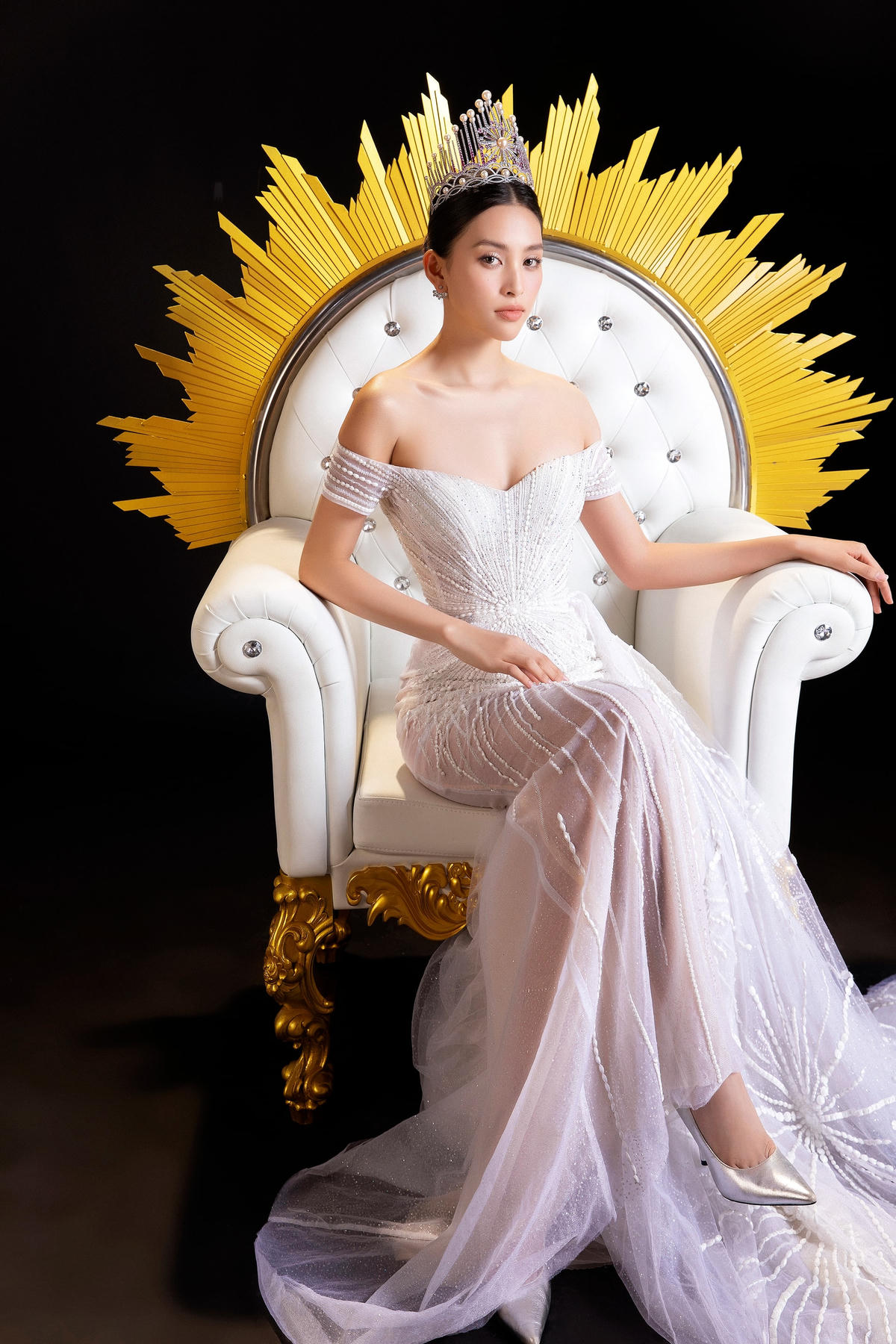 Trong một layout khác, nàng Hậu xuất hiện với chiếc váy tại đêm chung kết Miss World 2018 cùng với chiếc ghế đăng quang.