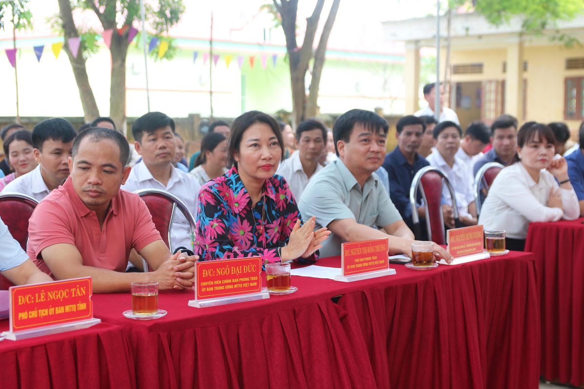 Đại biểu tham dự buổi lễ.
