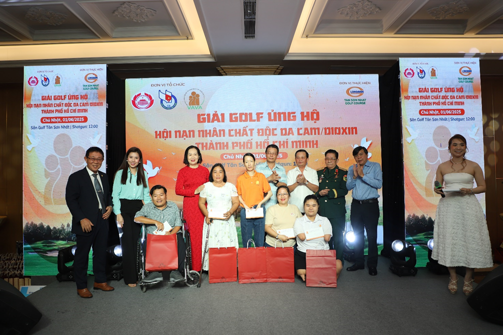 Ban Tổ chức tặng quà, tri ân 5 nạn nhân chất độc da cam tiêu biểu tại đêm Gala trao giải Golf ủng hộ nạn nhân da cam năm 2025. Ảnh: Hồng Phúc.