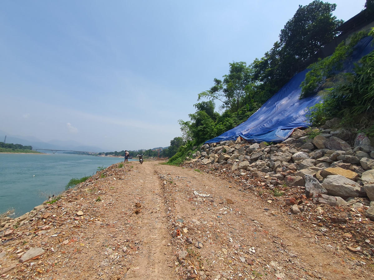 UBND tỉnh Hoà Bình yêu cầu các Sở, ngành, cơ quan, đơn vị... cần tập trung các phương án sẵn sàng ứng phó đối vơi các khu vực, công trình trọng điểm về thiên tai có nguy cơ sạt lở cao.