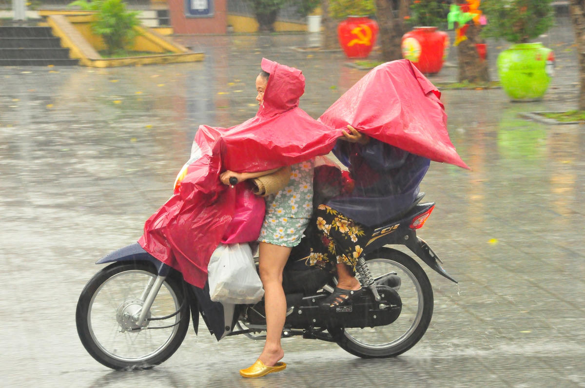 Trời bắt đầu mưa nặng hạt khiến việc di chuyển gặp nhiều khó khăn.