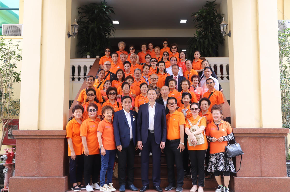 Phó Chủ tịch Phùng Khánh Tài chụp ảnh lưu niệm với Đoàn đại biểu Hội người Việt Nam tỉnh Udon Thani (Thái Lan). 