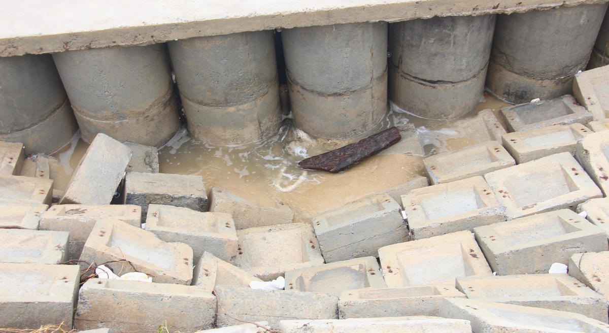 Dù được kè cứng nhưng sóng biển vẫn đánh sụt lún, xói lở bờ biển.