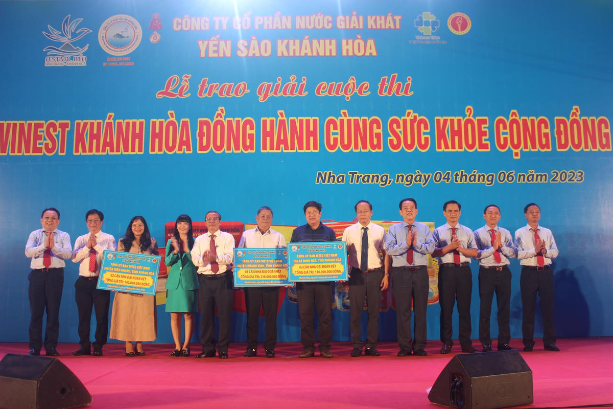Công ty Yến sào Khánh Hòa trao 7 căn nhà đại đoàn kết trị giá 500 triệu đồng.