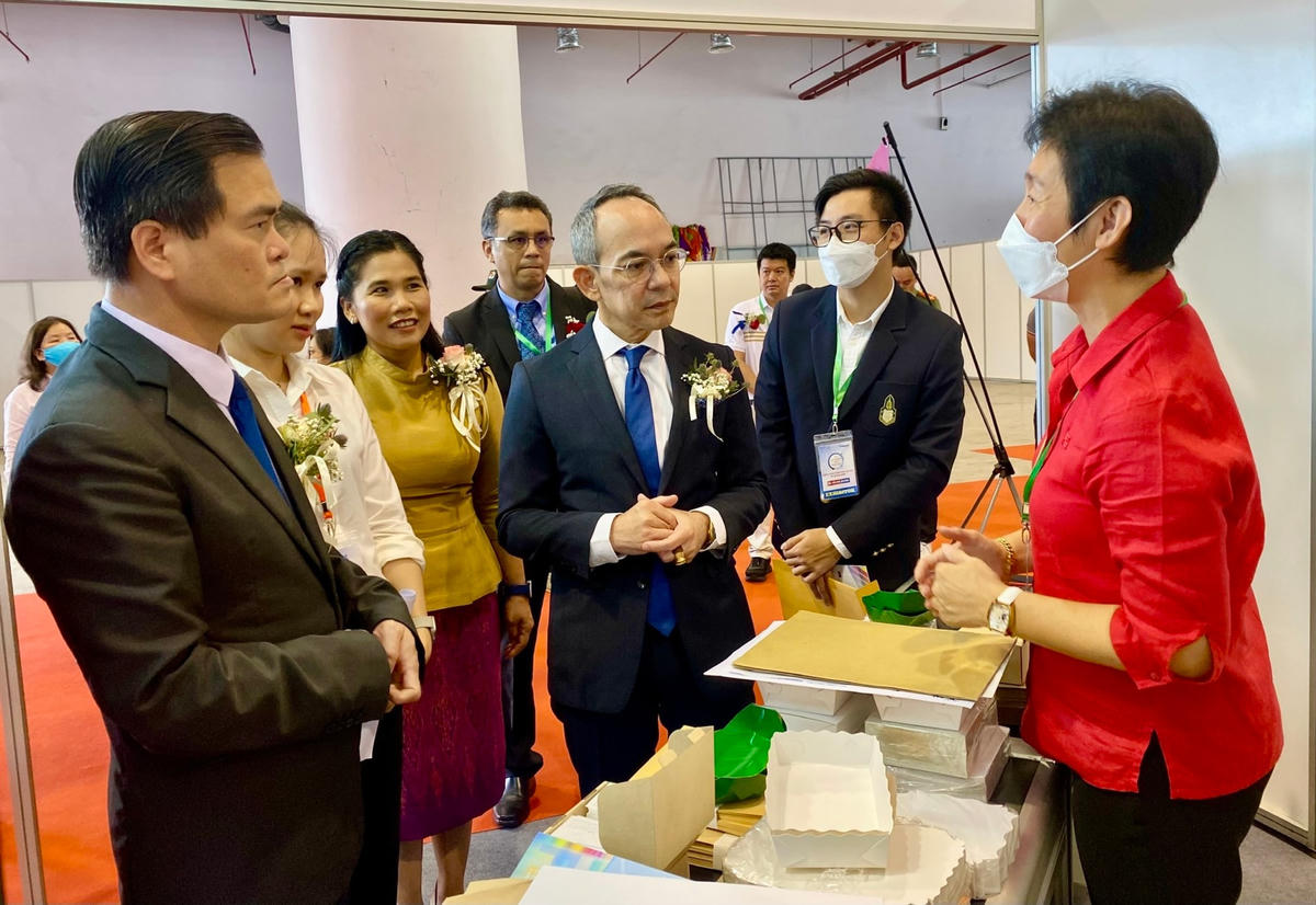 Các đại biểu đi tham quan gian hàng tại Tuần lễ sản phẩm Thái Lan 2022.