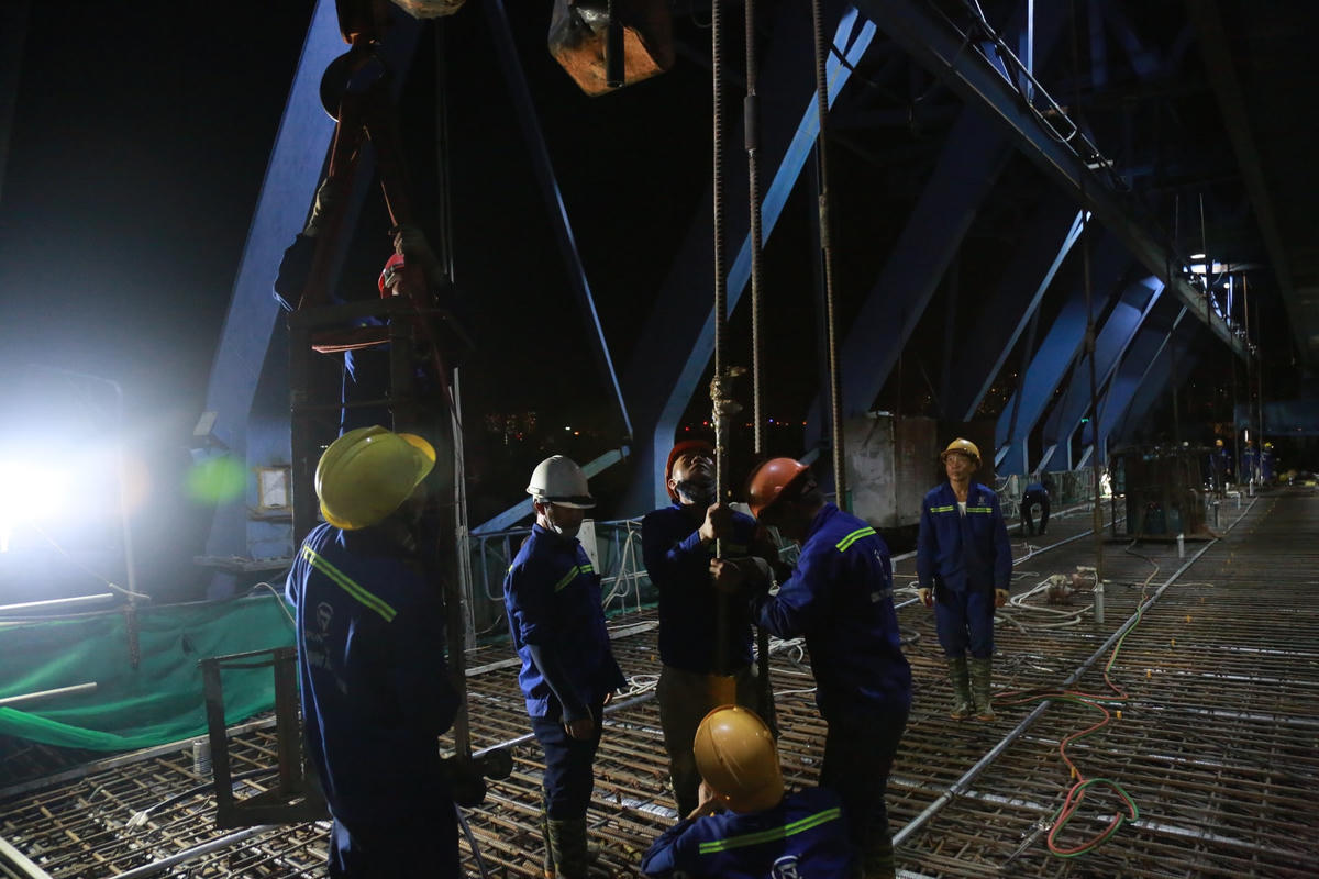 Theo ghi nhận của PV Đại Đoàn Kết Online, 23h ngày 14/7 hơn 100 công nhân đã tiến hành hợp long nhịp cầu cuối cùng nằm ngay Ngã Tư Vọng.