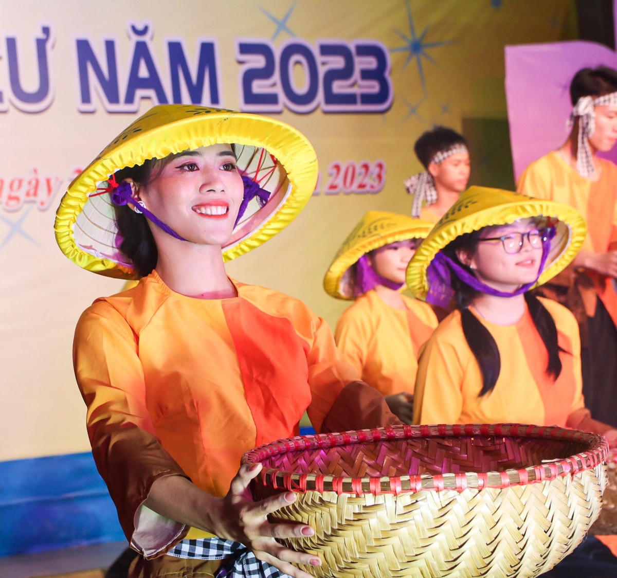 Những diễn viên không chuyên tự tin trên sân khấu.