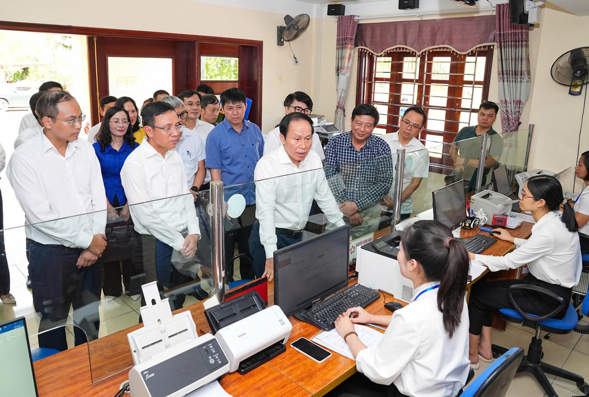 Bí thư Thành ủy Hải Phòng Lê Tiến Châu kiểm tra hoạt động tại Trung tâm Phục vụ hành chính công phường Ái Quốc. Ảnh: Đàm Thanh. 