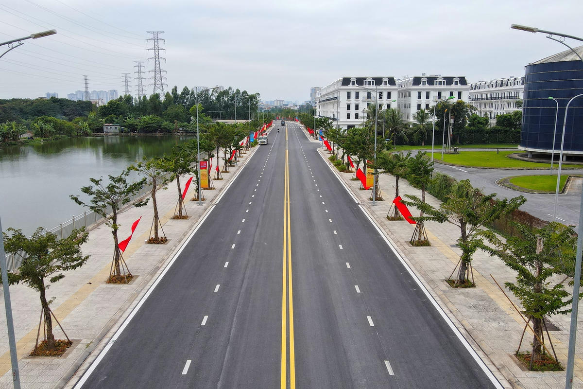 Sau 4 năm khởi công, tuyến đường dài 2km có vốn đầu tư 500 tỷ đồng, nối Tam Trinh (quận Hoàng Mai, Hà Nội)  hướng ra điểm đầu cao tốc Pháp Vân - Cầu Giẽ đã được thông xe.