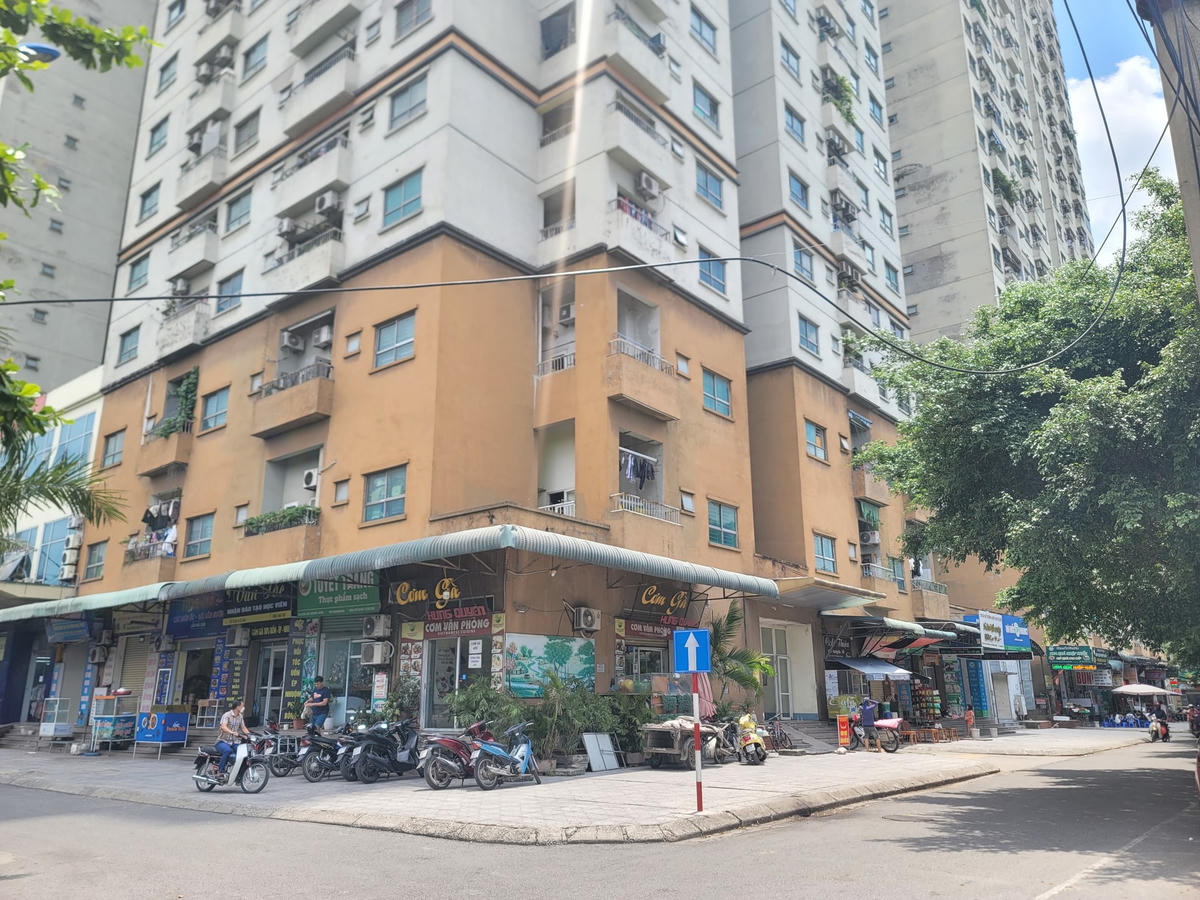 Quá trình xây dựng, tổ hợp chung cư CT6 Kiến Hưng có hàng loạt vi phạm về quy hoạch, xây dựng, thiết kế, thi công… Khối nhà cao tầng tăng diện tích xây dựng, tăng chiều cao công trình, thay đổi công năng sử dụng, tăng căn hộ. Đặc biệt, ông Thản chỉ đạo xây thêm hẳn một toà nhà, là toà CT6C, không nằm trong quy hoạch được duyệt.