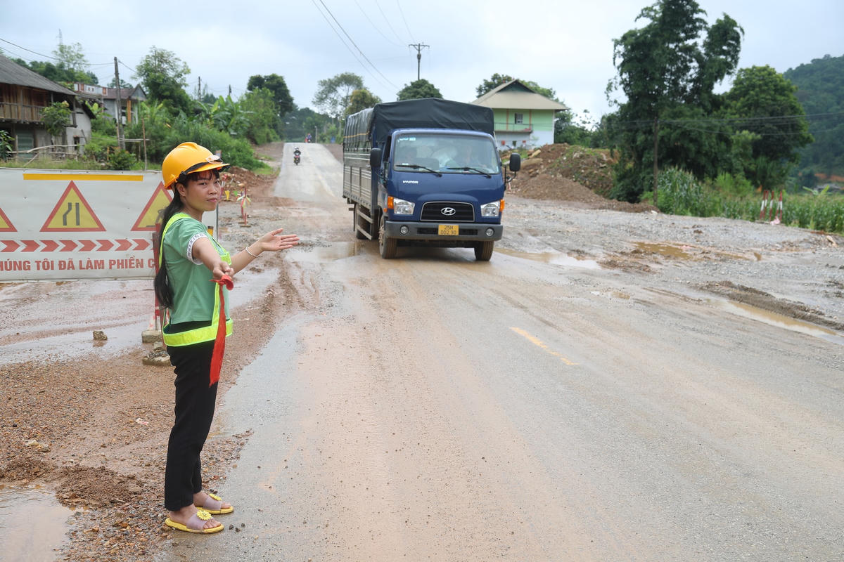 "Khó khăn tại dự án hiện nay là công tác giải phóng mặt bằng và công tác đảm bảo giao thông trong quá trình vừa khai thác, vừa nâng cấp mở rộng", ông Khoa chia sẻ.
